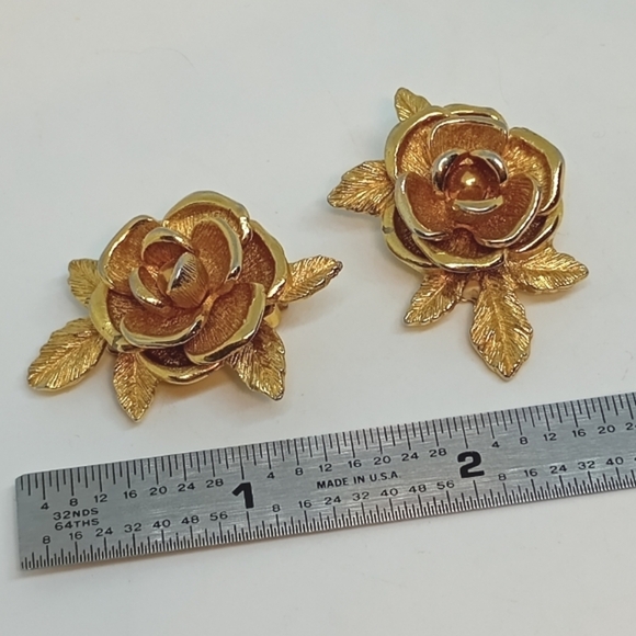 * vintage Sarah Coventry large gold tone flower clip on earrings - Picture 2 of 5